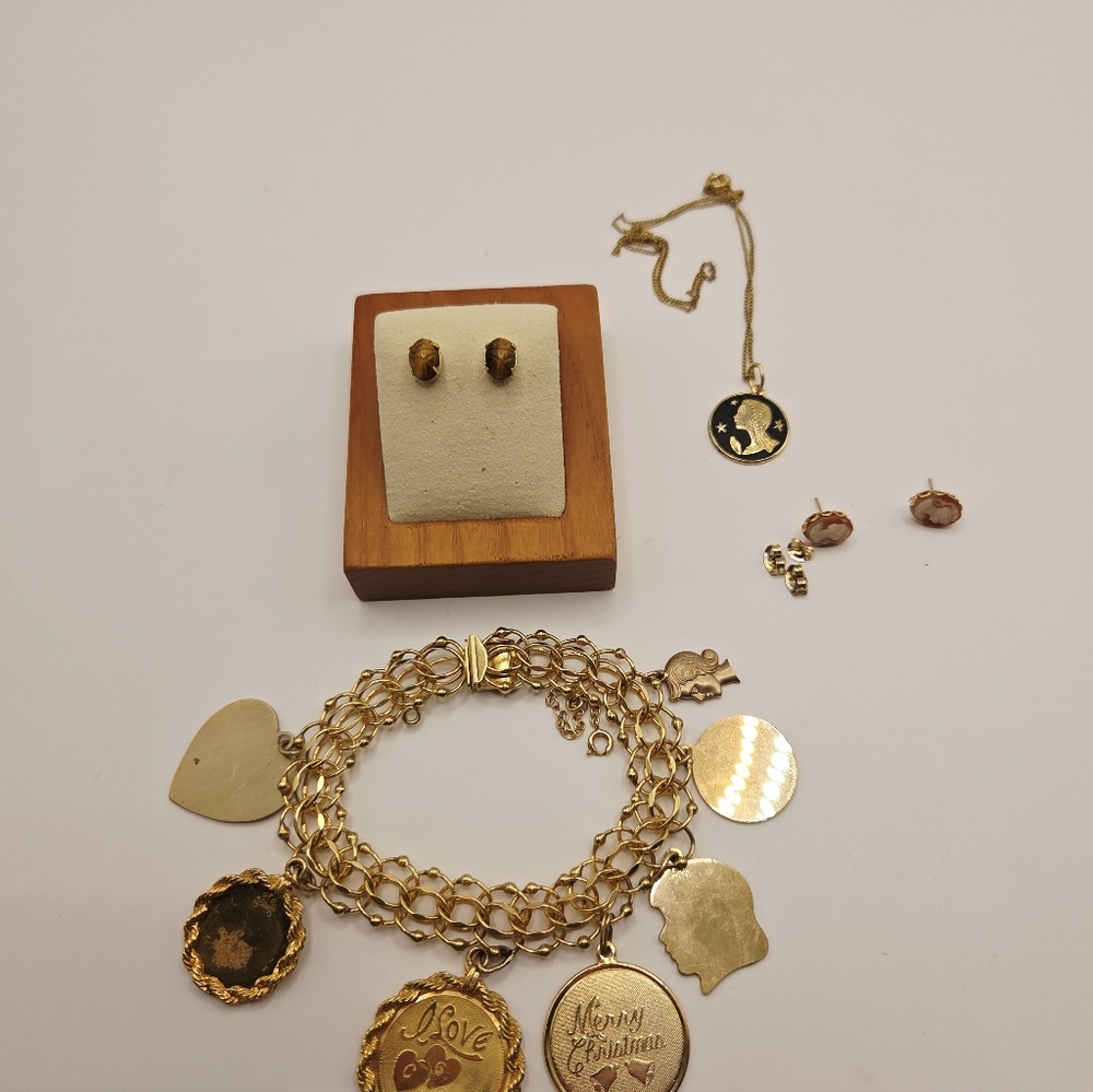 Vintage 1/20 12K G.F Charm Bracelet, Earrings And Pendent With Charm Lot Estate - Picture 7 of 16